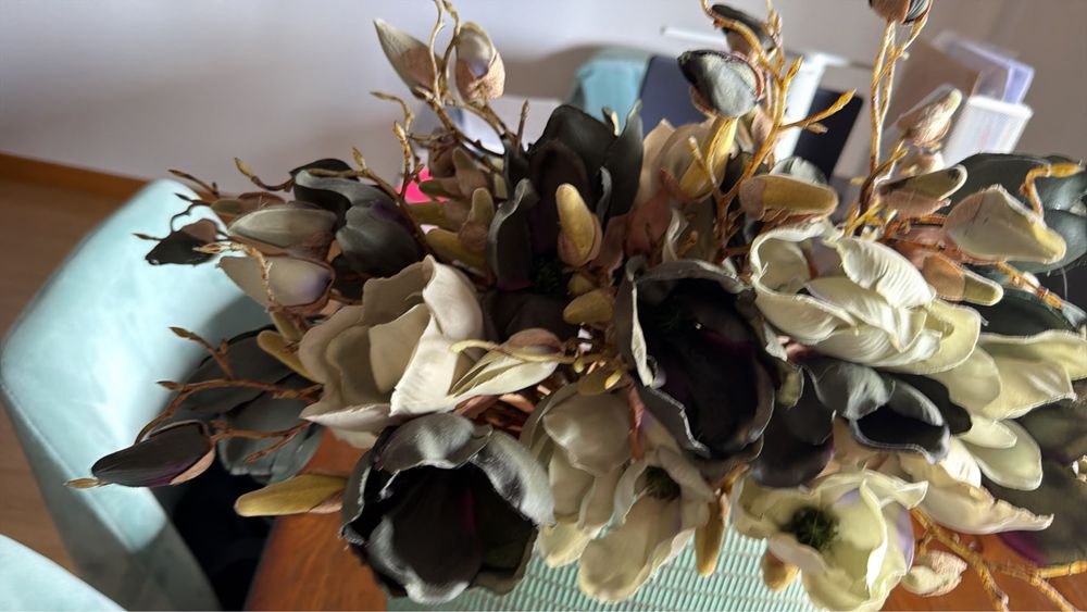 Conjunto de jarras com flores