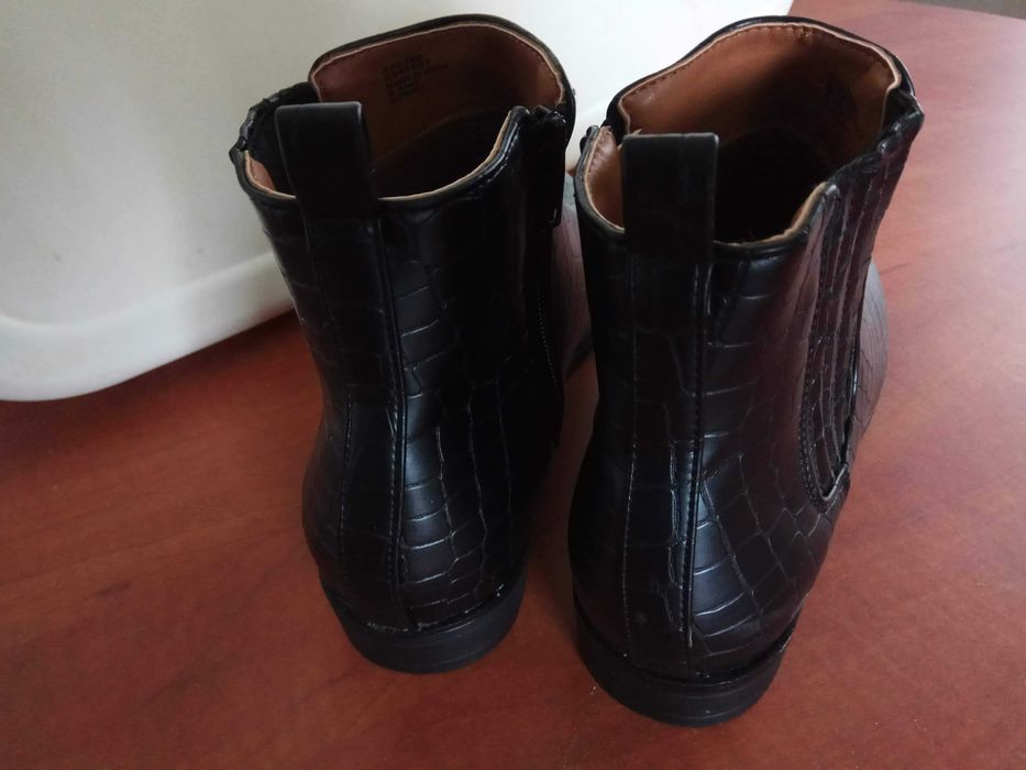Botins pretos padrão crocodilo