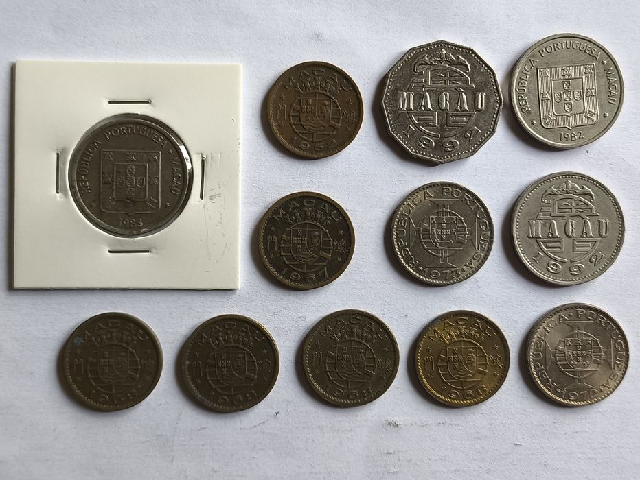 Moedas das Ex-Colonias [Angola, Guiné, Macau e Moçambique]