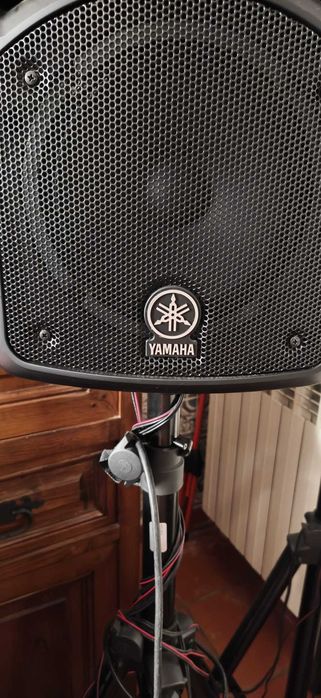 Sistema de Som Yamaha StagePas 400i + Tripés