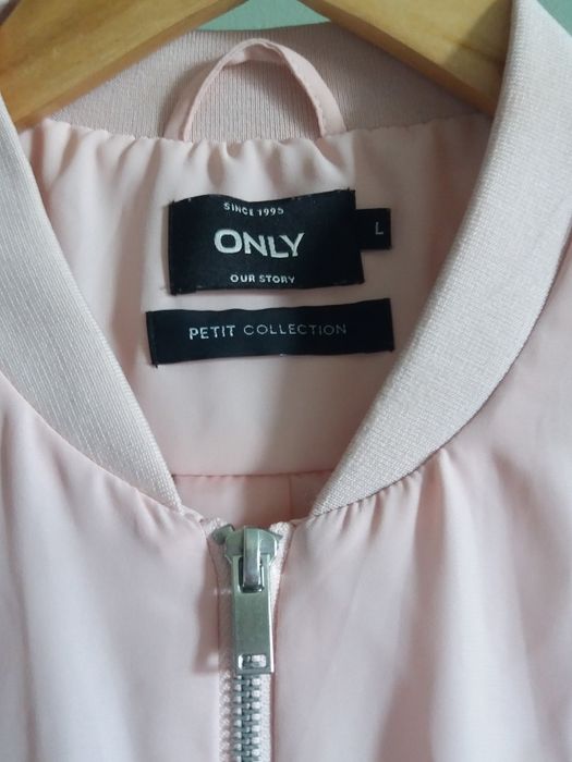 Pudrowa bomberka damska firmy Only