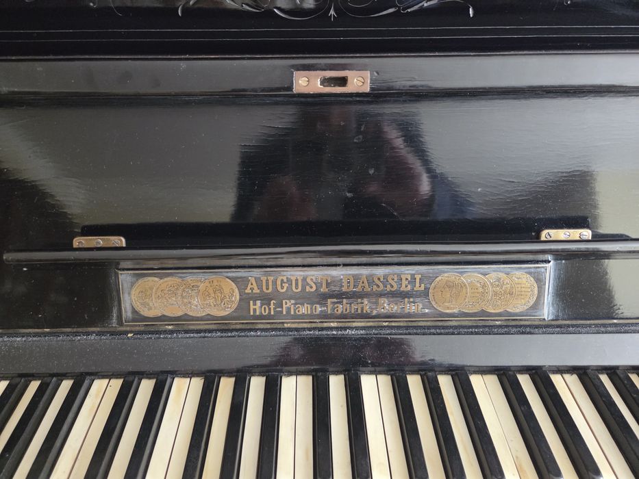 Piano vertical antigo August Dassel