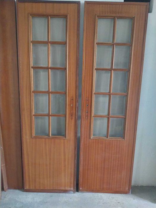 Portas para sala ;  cada porta tem 60cm de largura , 2m de altura