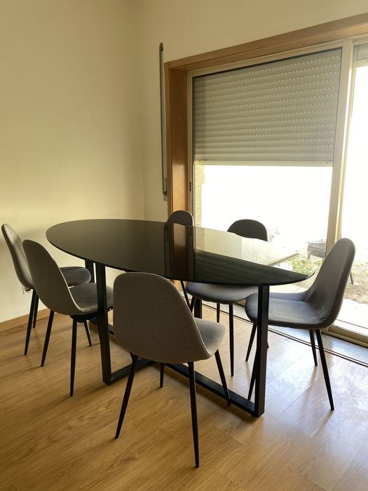 Mesa com tampo de vidro oval com 6 cadeiras