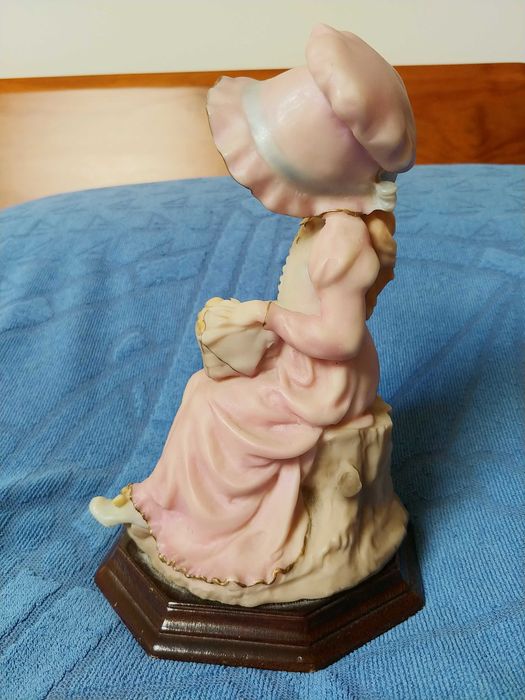 Estatueta marfinite com 24 cm altura