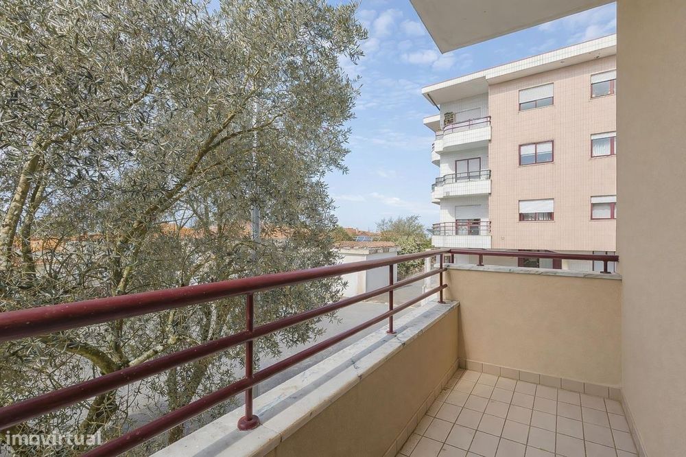 Apartamento T1 com Varanda em Canelas