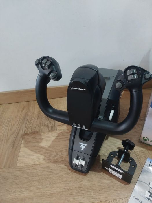 Thrustmaster TCA Yoke Pack Boeing Edition – Wolant i Panel Przepustnicy Xbox / PC