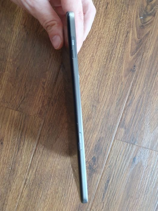 Tablet Samsung Galaxy Tab 3 SM-T311 wraz z etui - nie włącza sie