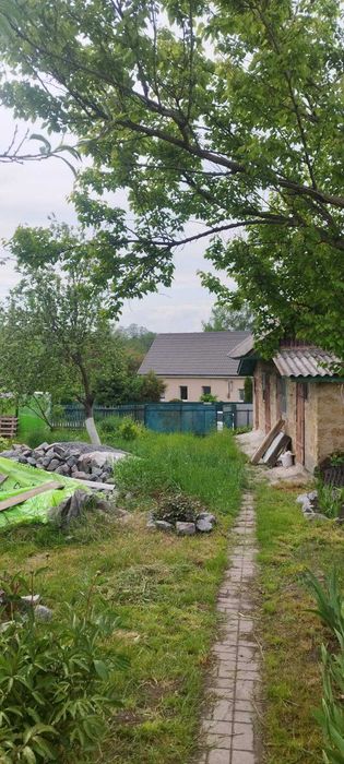 Пів будинку в мальовничому селі