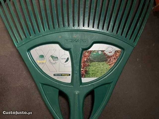 Vassoura para relva XL 27 dentes cabo em madeira- FISCAS