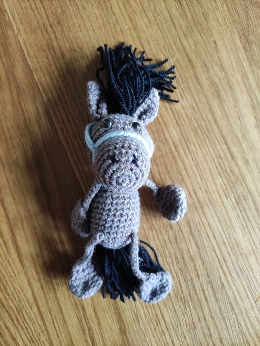 Robiony ręcznie brelok konik