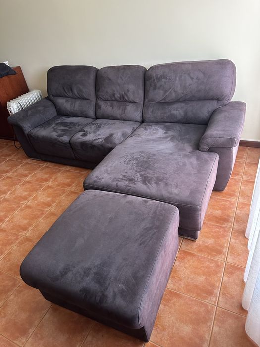 Sofá chaise longue espaçoso + pouf quadrado