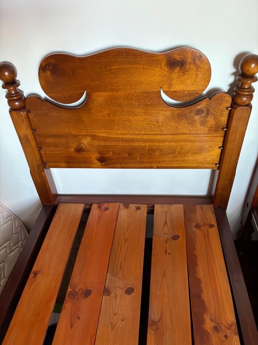 Duas camilas madeirenses em vinhatico + mesa de cabeceira