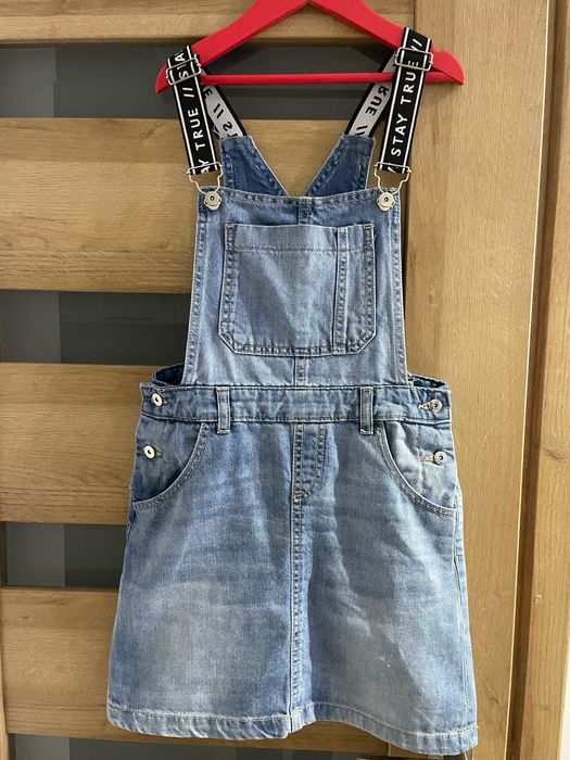 Sukienka jeans Coccodrillo 140 ogrodniczka regulowana w pasie gumkami