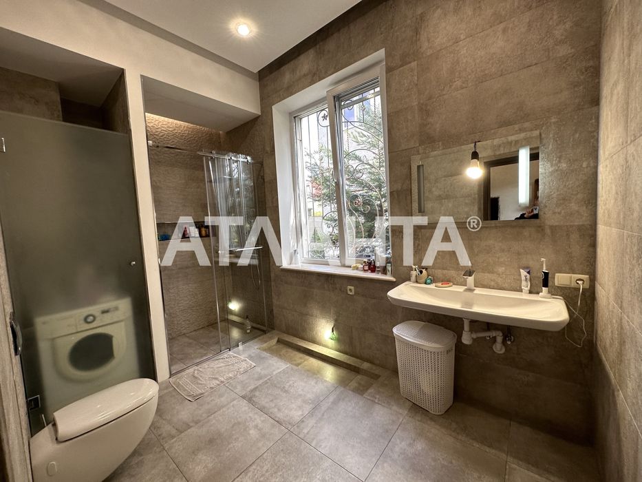 3-уровневый дом с ремонтом на 5.5 сотках на Фонтане