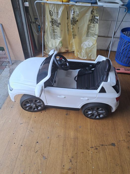 Biała audi na pilota