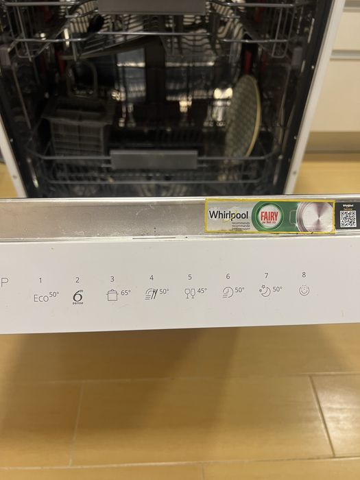 Maquina de lavar loiça Whirlpool com 2 anos