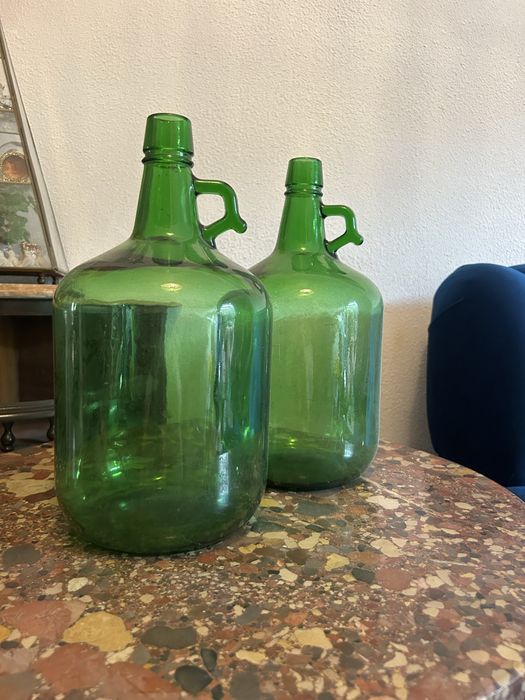 garrafões de vidro verde clássicos
