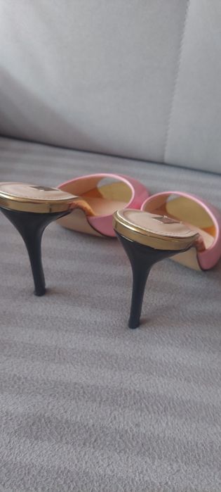 Różowe laczki klapki na obcasie