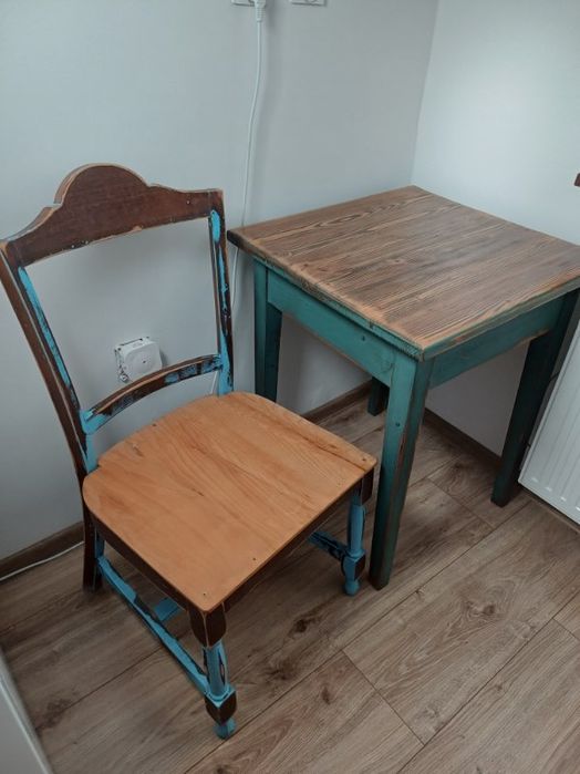 Drewniany stolik z krzesłek