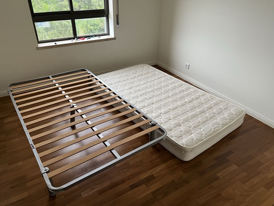 Estrado, colchão e prateleira