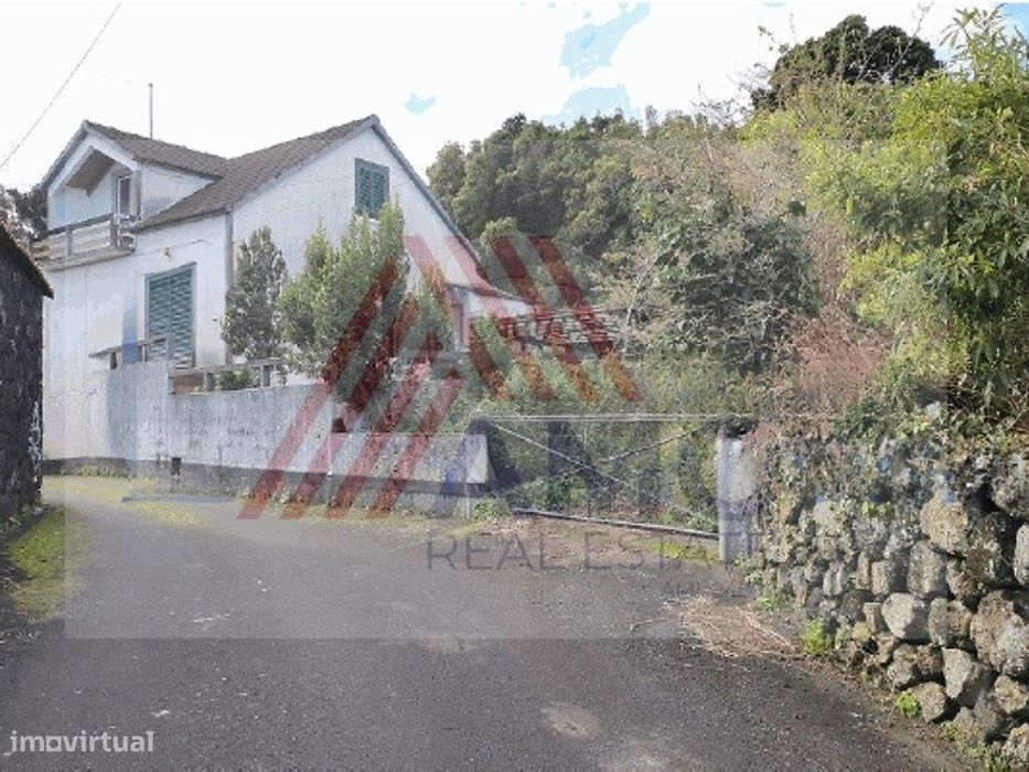 Vende-Se Moradia T4 Em São Roque Do Pico