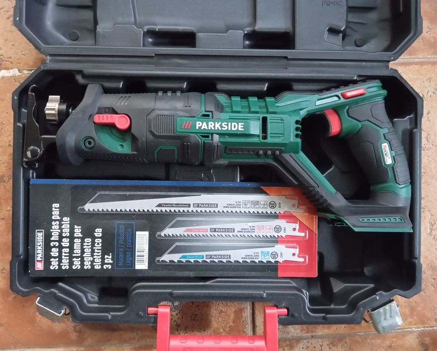 Serra sabre / serrote a bateria Parkside 20V