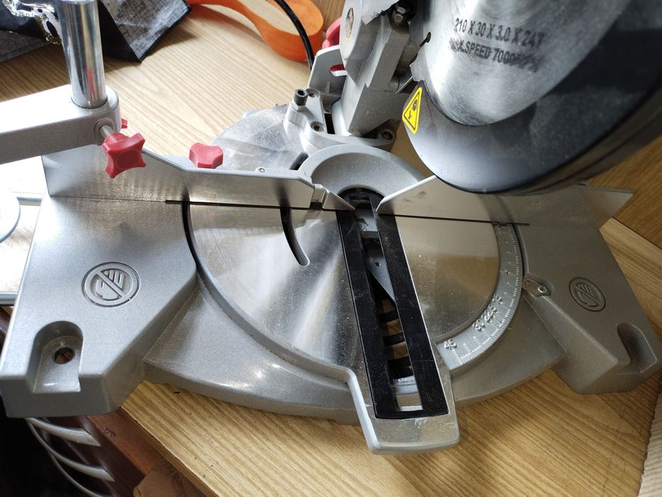 Торцовочная пила Зенит ЗТП-210/1750