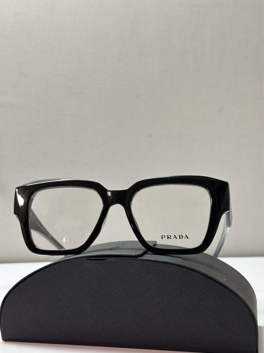 Окуляри від бренду Prada