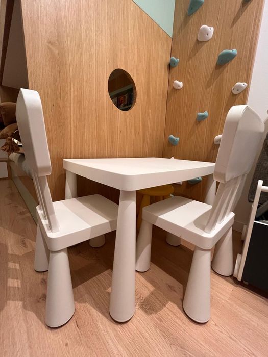 Conjunto de mesa com duas cadeiras e um banco para crianças | 45€
