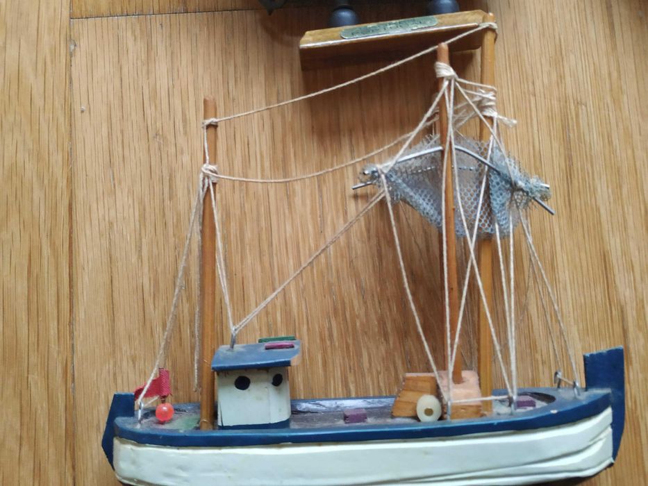 Conjunto 5 brinquedos artesanais em madeira (4 barcos + 1 avião)