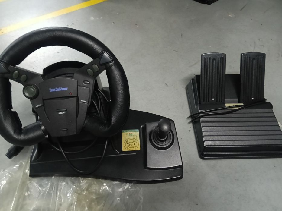 Volante e pedais consola