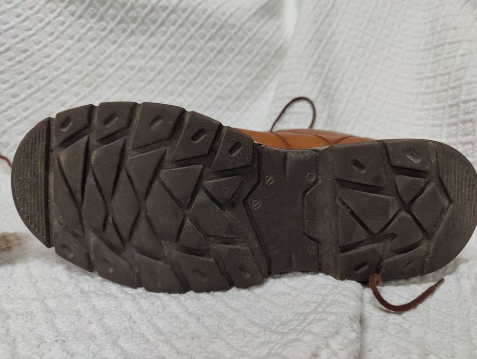 Sapatos em pele genuína de qualidade tam. 43 em muito bom estado
