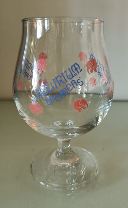 Vários estilos de copos