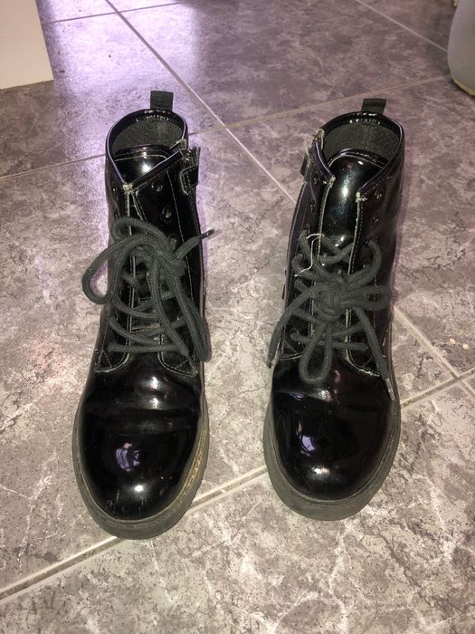 Botins em verniz menina da marca Geox