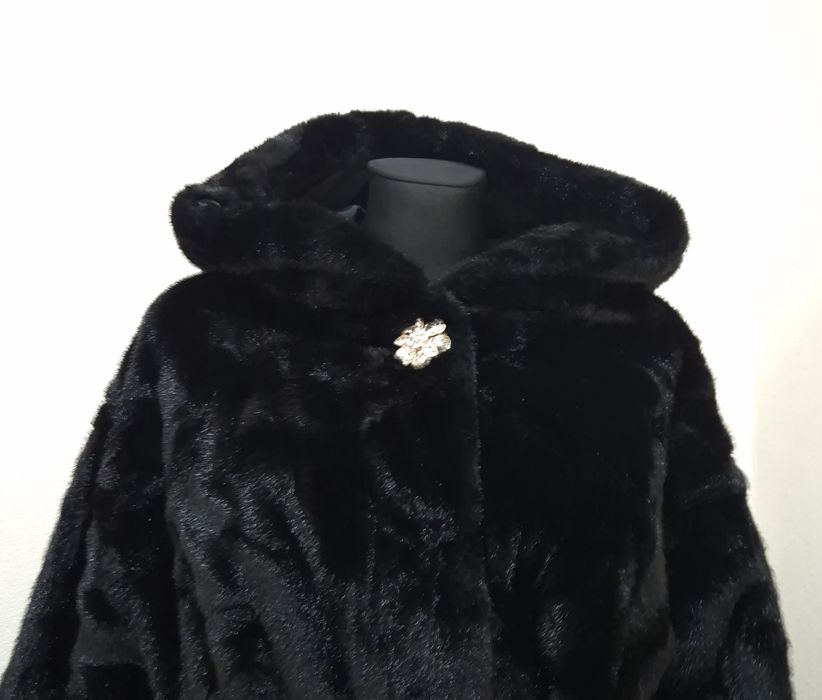 Płaszczyk czarne futerko z paskiem kaptur ozdobna broszka uni