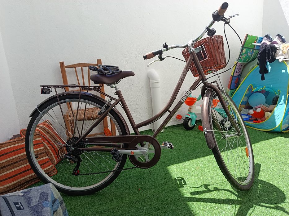 Bicicleta BERG Amsterdam – Como Nova, Pouco Usada, Cesto e Cadeado Incluídos