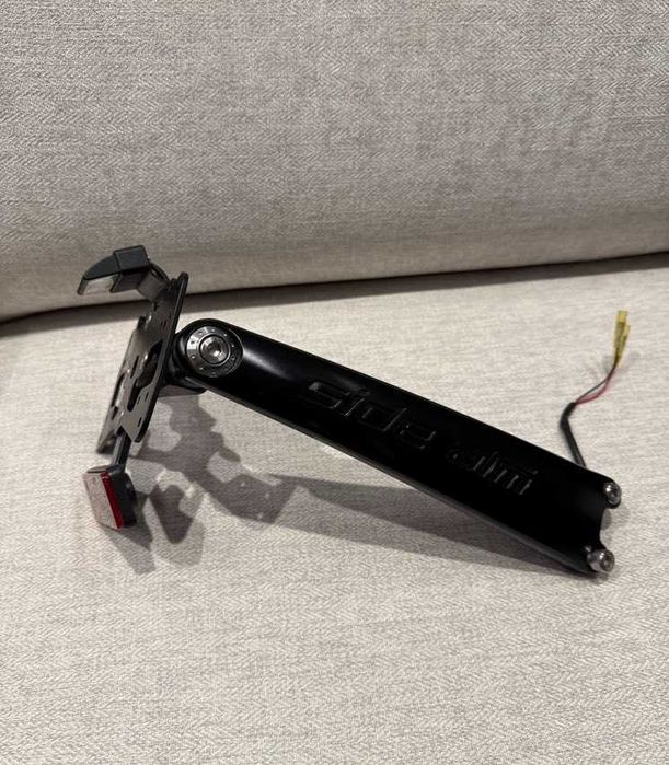 Рамка номера мотоцикла Rizoma R9T Series SIDE ARM для крепления номера