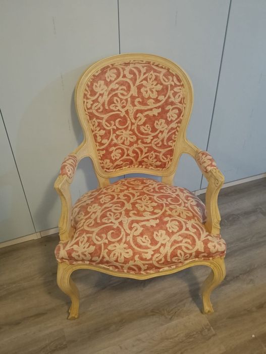 Cadeira estilo Luís XV + 4 almofadas  90€