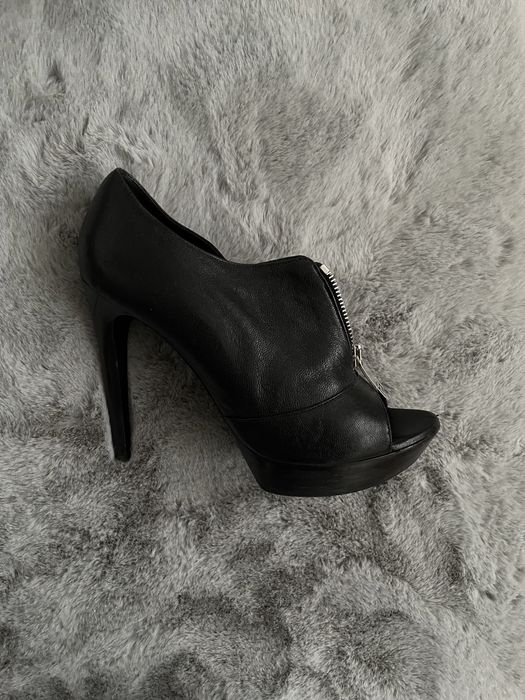 Женские кожаные туфли FENDY