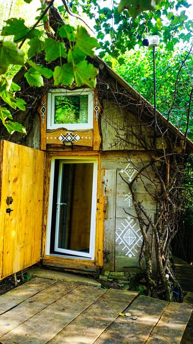 Здається  будиночок у лісі біля струмка. Подобово. Косівський район