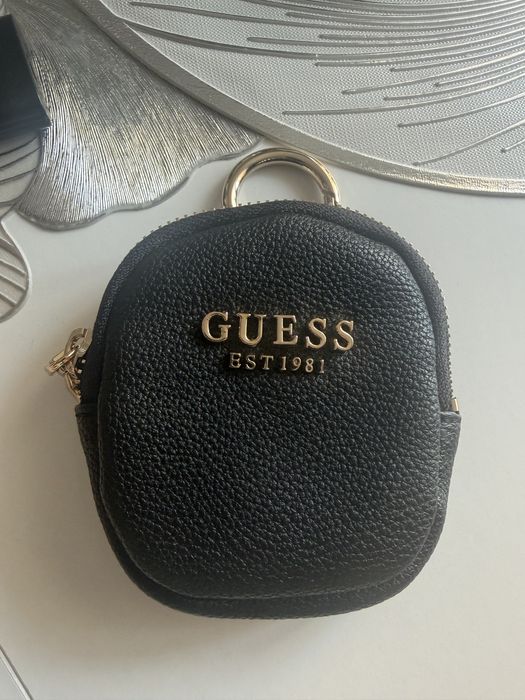 Portfelik zawieszka Guess