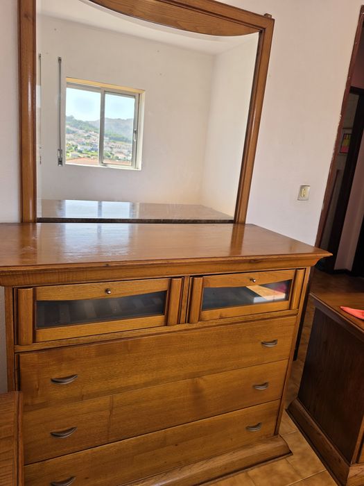 Comoda com espelho mais 2 mesinhas de cabeceira