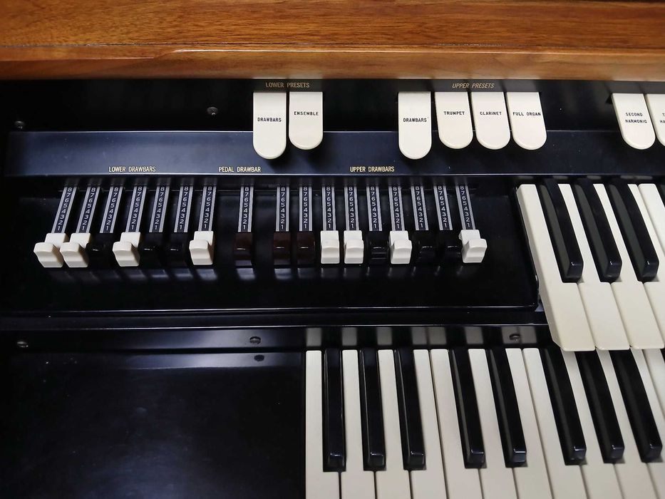Orgão Hammond L-112 a Vávulas com Tone Wheels e Drawbars