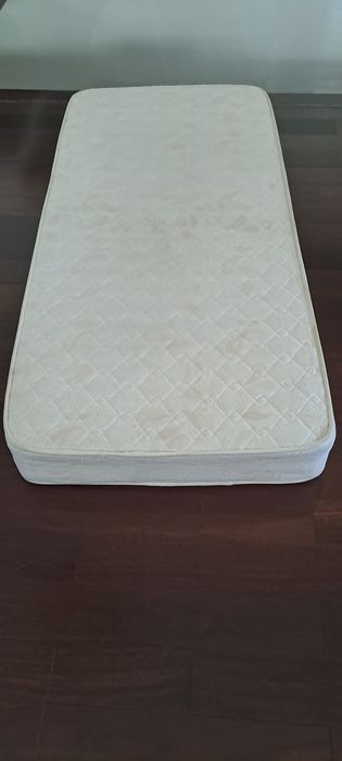 Colchão de solteiro em excelente estado