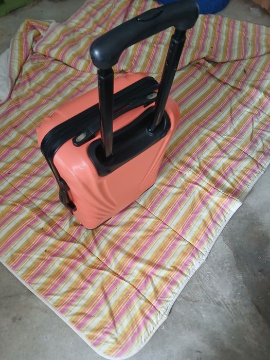 Ofereço em compra da mala o cadeado, foi usada duas vezes esta nova.