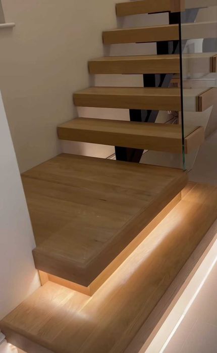 Schody do domu na konstrukcji stalowej