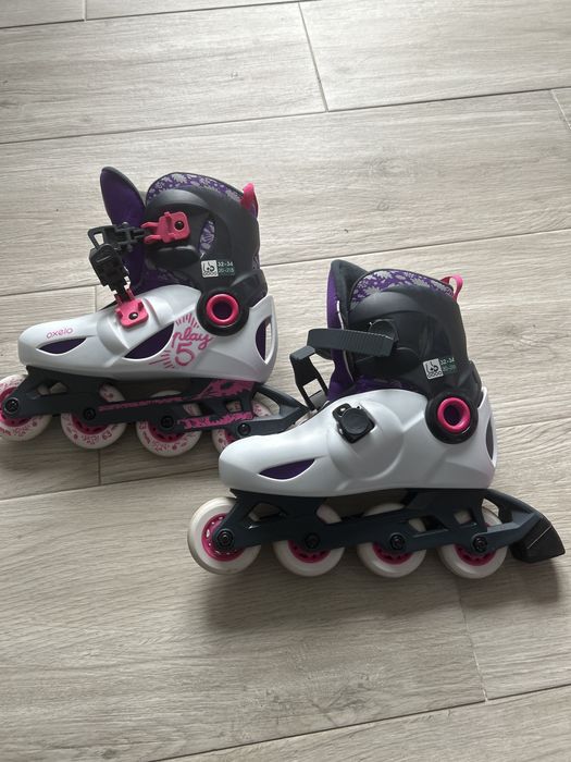 Conjunto de patins, capacete e acessorios de proteção e segurança.