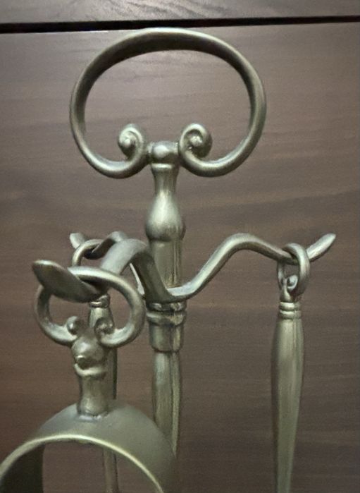 Frente de lareira em metal dourado e base com 3 acessórios em ferro dourado