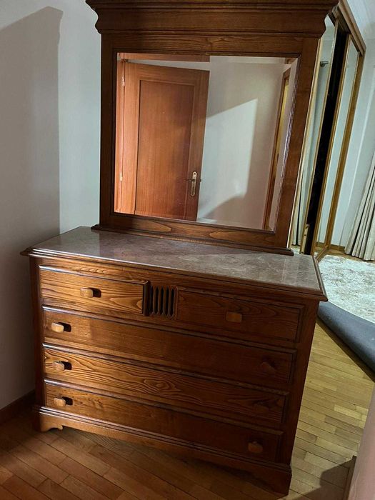 Conjunto de Móveis de Quarto em Madeira Maciça - 250€